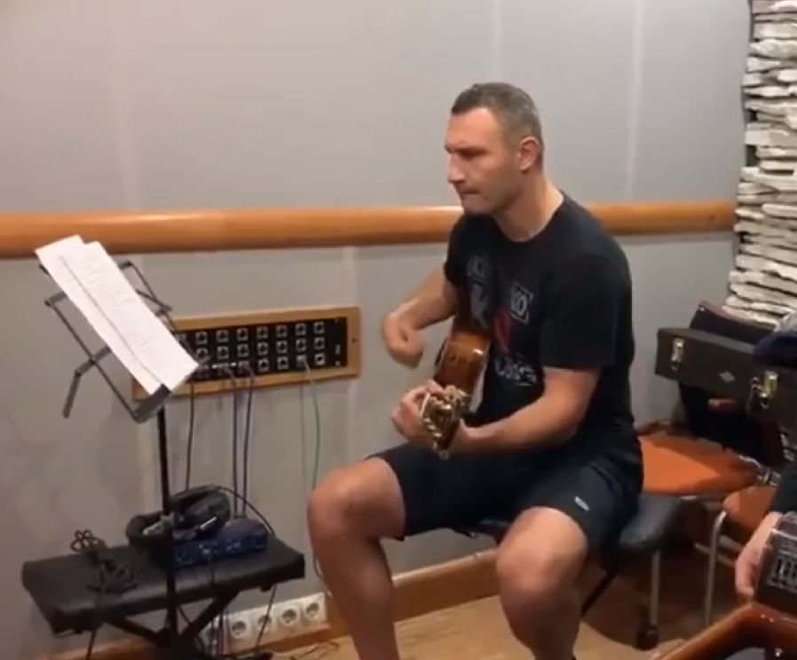 Виталий Кличко пусна във Фейсбук как пее "Бийтълс", съгражданите му раздвоени (ВИДЕО)