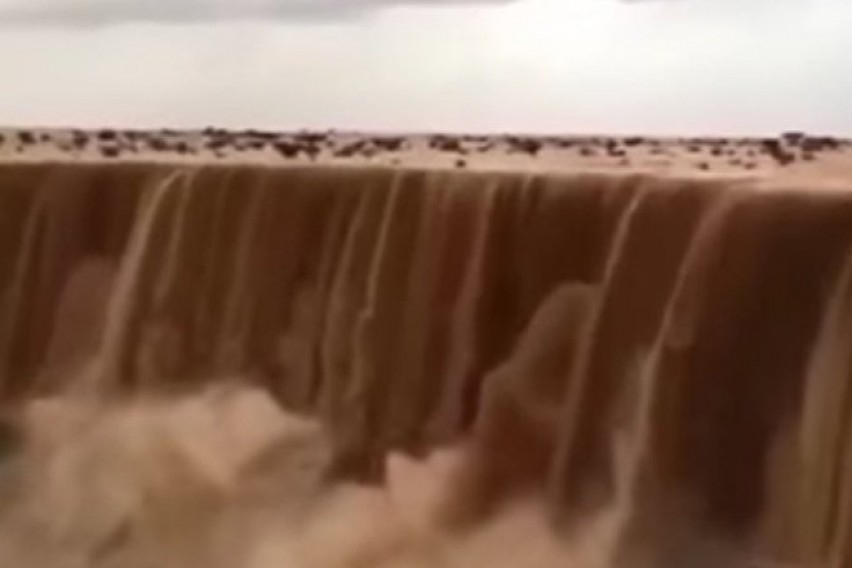 Ниагарски водопад от пясък: Това е възможно само в Саудитска Арабия! (ВИДЕО)
