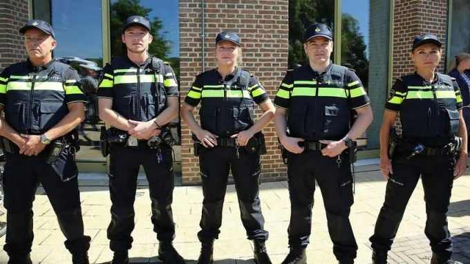 Седемте задържани за тероризъм в Холандия вероятно са подготвяли кола-бомба