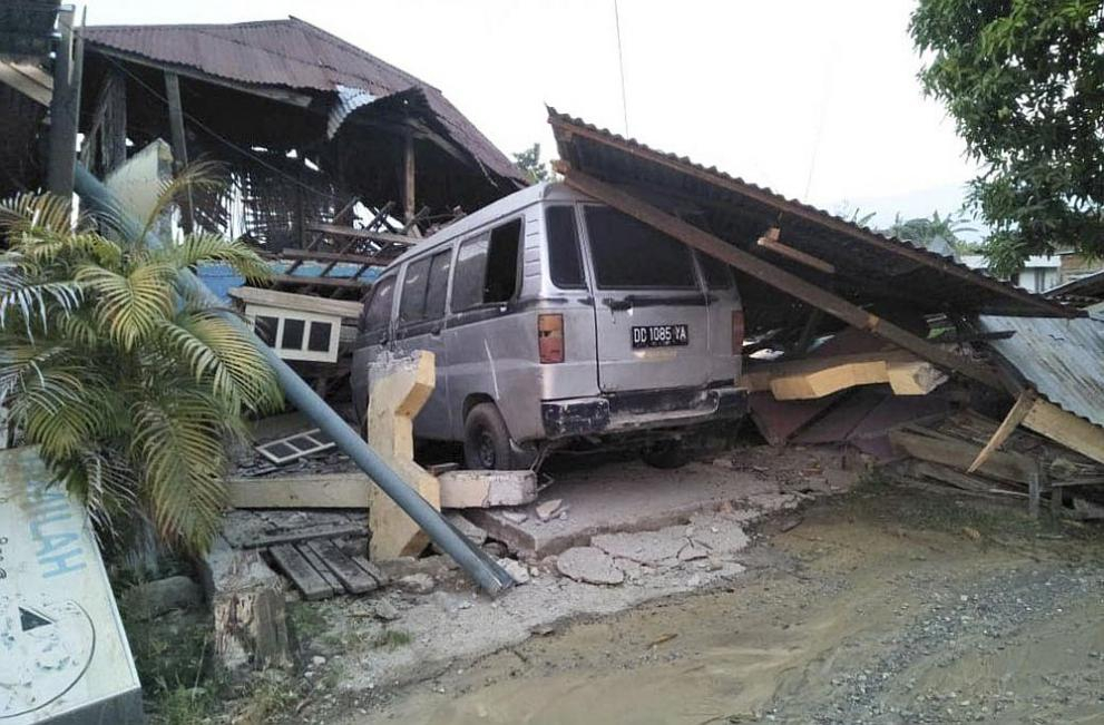 Адът слезе в Индонезия! Земетресението и цунамито взеха близо 400 жертви, улиците са осеяни с трупове (БРУТАЛНИ СНИМКИ/ВИДЕО)