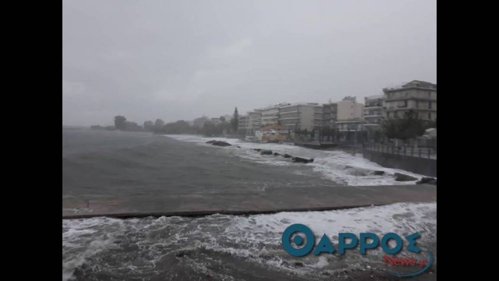 В Гърция е страшно! Циклонът "Зорбас" помита всичко по пътя си (СНИМКИ/ВИДЕО)