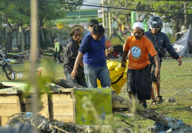 Стотици затворници избягаха след силното земетресение в Индонезия