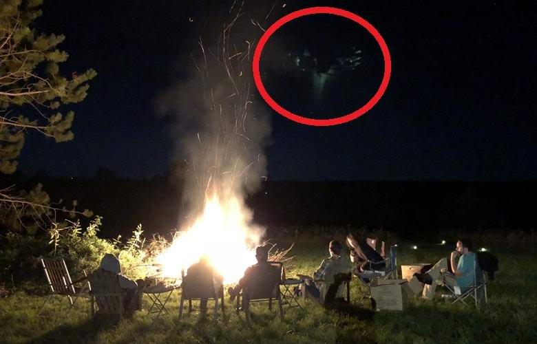 Мъж засне приятелите си на купон с огън сред природата, а като разгледа СНИМКИТЕ онемя от видяното