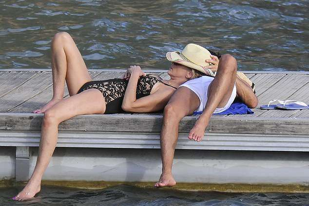 60-годишната Шарън Стоун показа на плажа стегнато тяло и младо богато гадже (СНИМКИ)