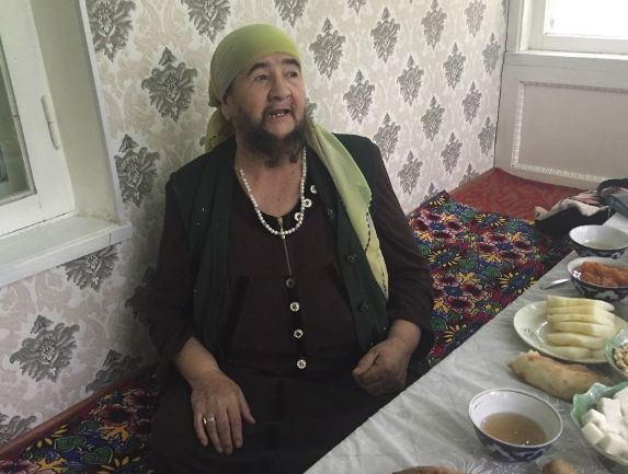 Баба от Казахстан смая света с 35-годишната си брада (СНИМКИ)