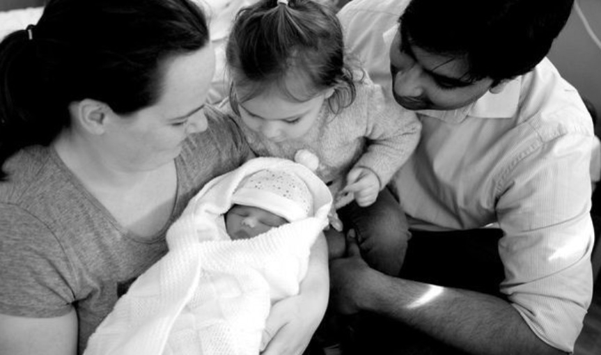 Не, това не е щастливо семейство, а фотосесия с мъртво бебе (СНИМКИ)