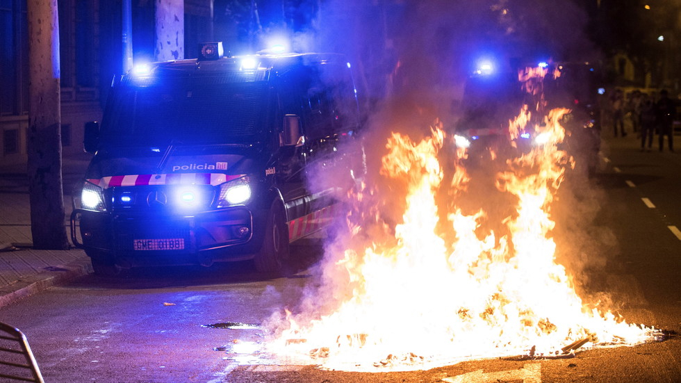 Безредици в Барселона! Сепаратисти нападнаха полицаи навръх годишнината от референдума 