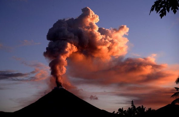Адът в Индонезия няма край! Първо земетресение, после цунами, а сега и вулкан 