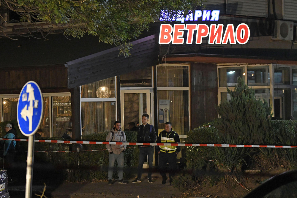 Горещи СНИМКИ от бандитската престрелка пред столичната пицария "Ветрило" 