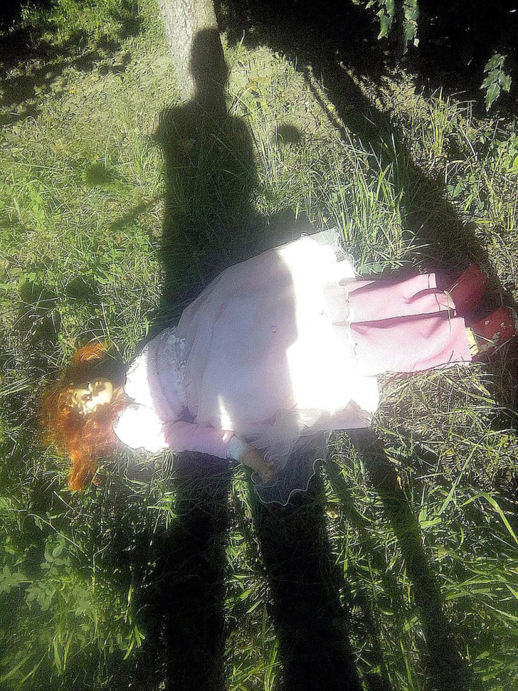Село осъмна със зловещо проклятие: обесени вуду кукли докараха докараха до болница местните (СНИМКИ)