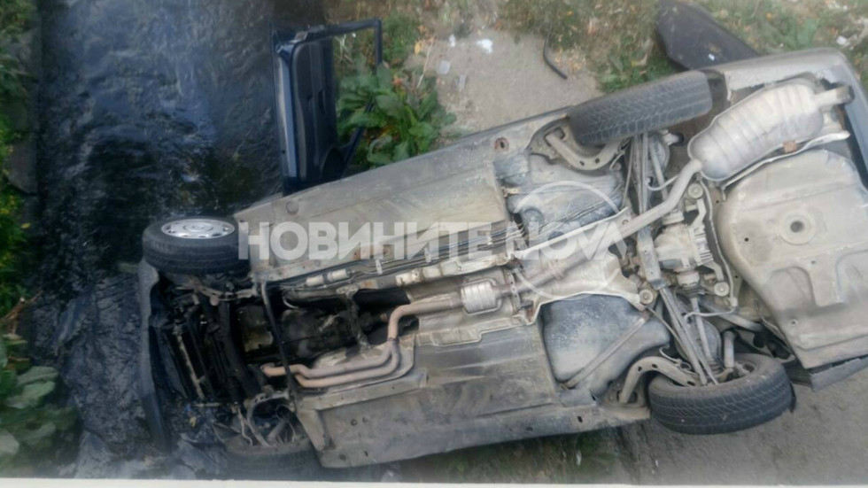 Това е колата, която падна в река "Перловска" в столицата! (СНИМКИ)