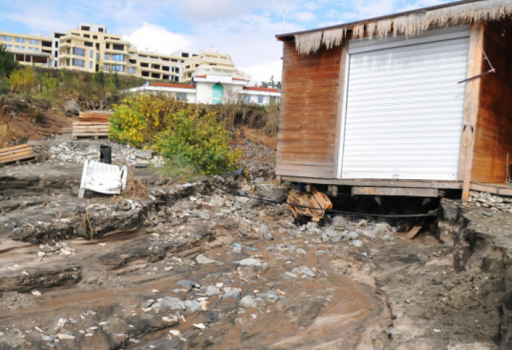 Апокалипсисът в "Сарафово" може за миг да "погълне" мега тузарски къщи за милиони (СНИМКИ)