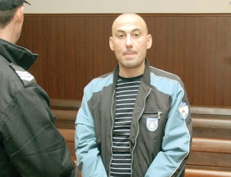 Кървавият убиец Азис съди всички българи за 50 бона, защото изпитал дискомфорт зад решетките и не се наспал!