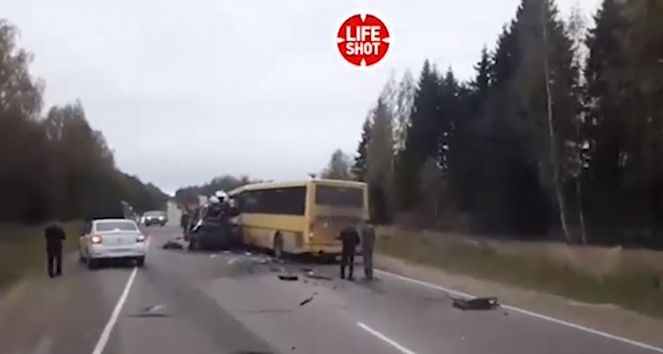 Касапница на пътя: Загинали са 13 души, 4 са ранени в меле между автобус и ван (ВИДЕО)