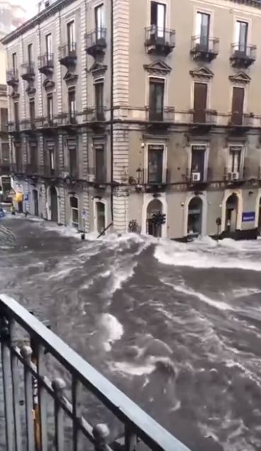 Апокалипсисът в Италия продължава: След риенето на сняг с фадроми сега ново бедствие заля страната! (СНИМКИ/ВИДЕО)