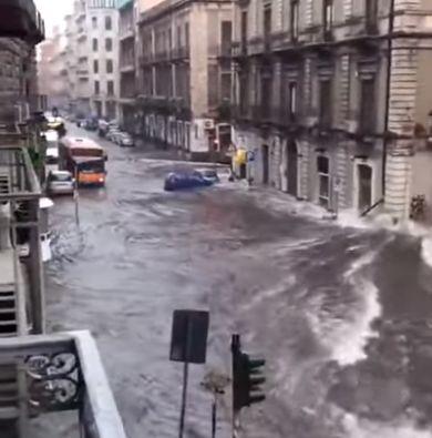 Апокалипсисът в Италия продължава: След риенето на сняг с фадроми сега ново бедствие заля страната! (СНИМКИ/ВИДЕО)