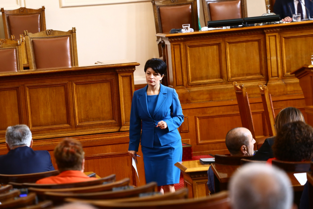 Десислава Атанасова хвърля оставка заради скандала с БСП и "Царско село", но при едно важно условие!