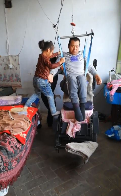 Малък ангел: 6-годишно момиченце се грижи за парализирания си баща, след като майка й ги напуска (СНИМКИ/ВИДЕО)