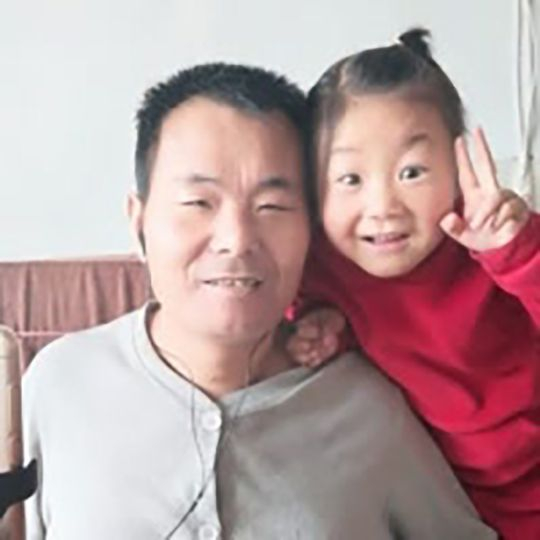 Малък ангел: 6-годишно момиченце се грижи за парализирания си баща, след като майка й ги напуска (СНИМКИ/ВИДЕО)