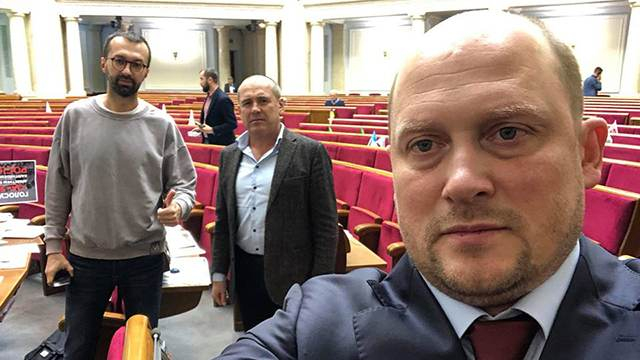 Депутат си пусна скандално СЕЛФИ: Освен мен в залата работят още 8 души!
