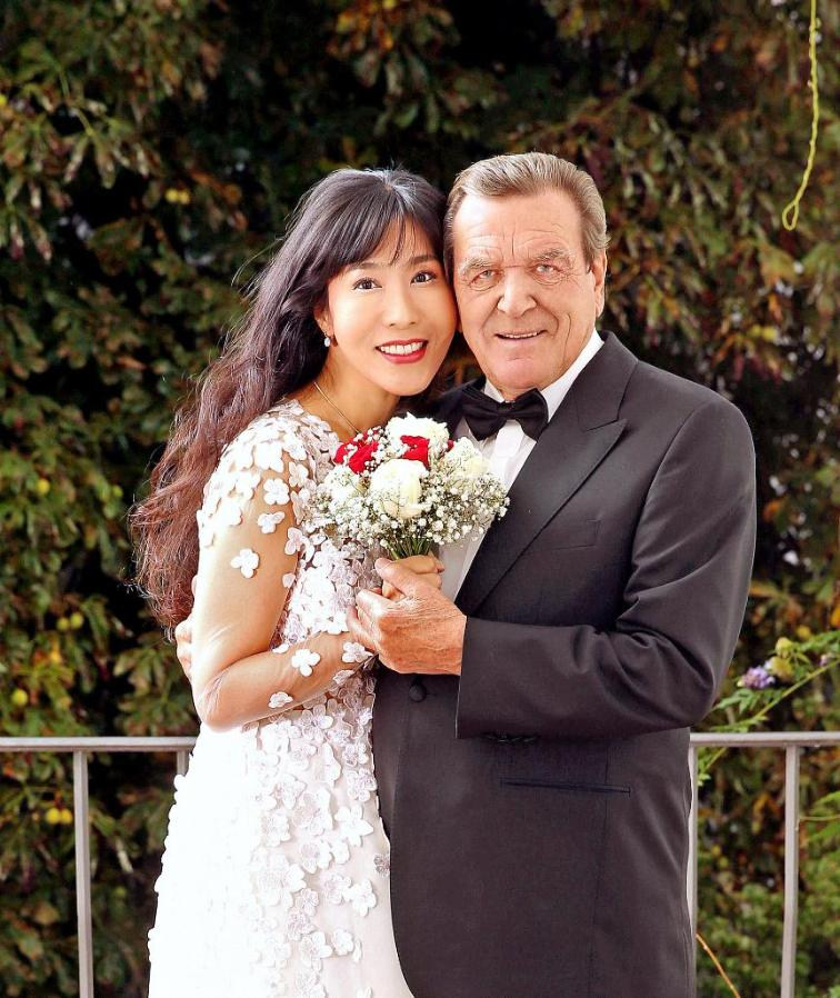 74-годишният Герхард Шрьодер се ожени за пети път за много по-млада корейка, няма да повярвате кои бяха сред гостите (СНИМКИ/ВИДЕО)