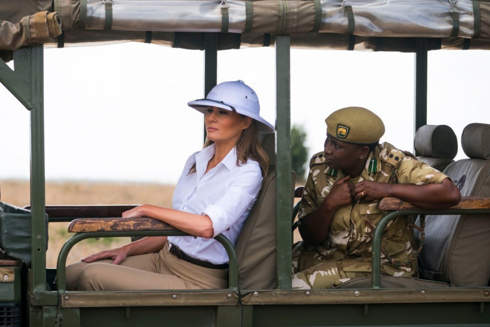 The New York Times разпъна на кръст Мелания Тръмп заради бялата шапка, с която се появи в Кения 