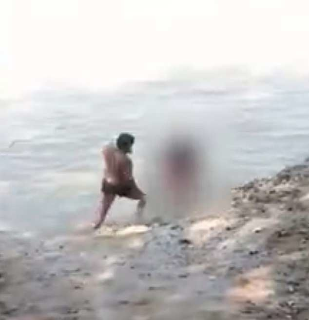 Изверги изнасилиха индийка в свещената река Ганг (ВИДЕО)