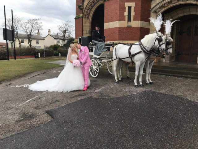 Младоженец си тръгна от собствената си сватба, за да замени невестата с 200-килограмова свиня (СНИМКИ)