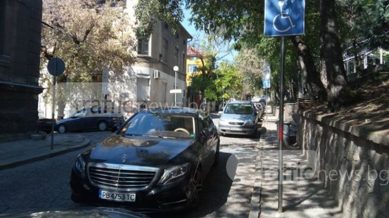 3 в 1! Пловдивчанин се паркира на метър от тротоара, на инвалидно място и в... насрещното СНИМКИ