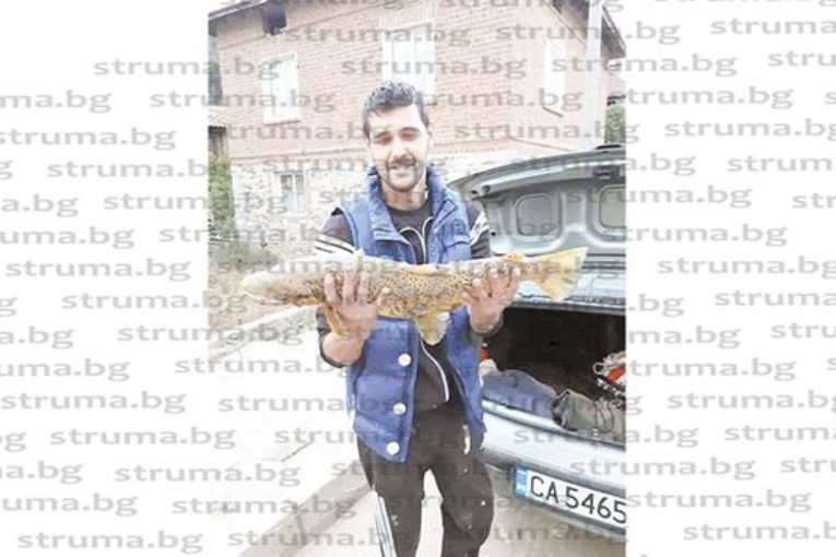 Рибар извади истинско чудовище от водите на река Места