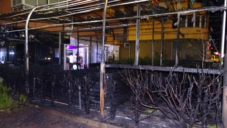 Зрелищни СНИМКИ и ВИДЕО от пожара в благоевградския бар, плазми и дивани стопени като смола