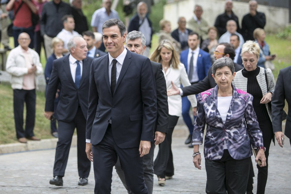 Звезди и политици се стекоха в Барселона за погребението на Монсерат Кабайе (СНИМКИ)