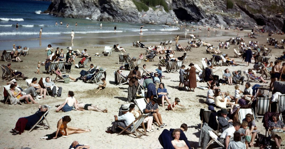 СНИМКА доказа пътуването във времето: Мъж със смартфон на плаж през 1943 година 