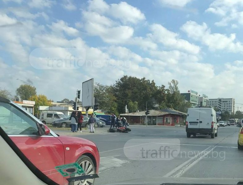 Кошмарна катастрофа с моторист в Пловдив (СНИМКИ)