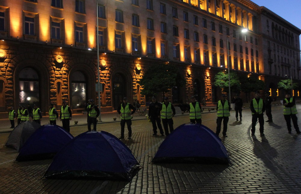 Палатковият лагер е на затворения булевард „Дондуков” и тази сутрин