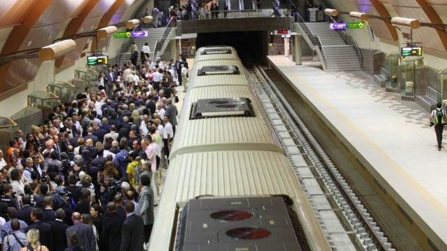 Ужас в софийското метро: Крими тип налетя на млада мадама и направи куп поразии