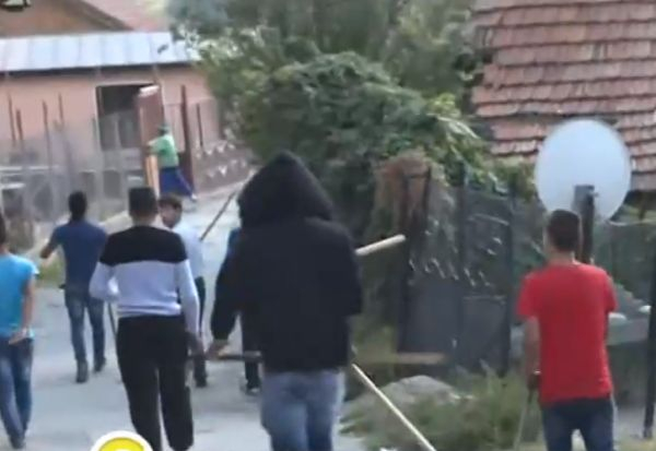Цигани от русенския квартал "Селеметя" пак се въоръжиха с брадви, тояги и вили! Гледката е страховита (СНИМКИ/ВИДЕО)