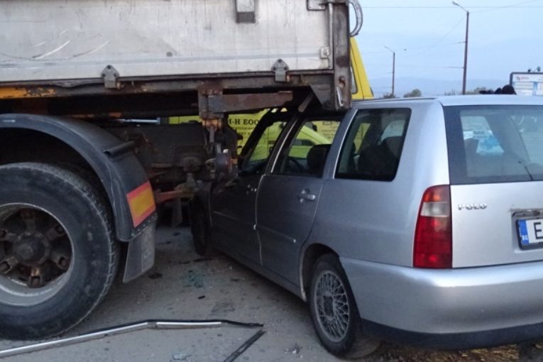 Пиян шофьор едва не се обезглави в страховита катастрофа в Благоевград (СНИМКА)