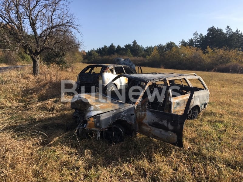 Две коли изгоряха като факли след зрелищен среднощен сблъсък във Врачанско (СНИМКИ/ВИДЕО)