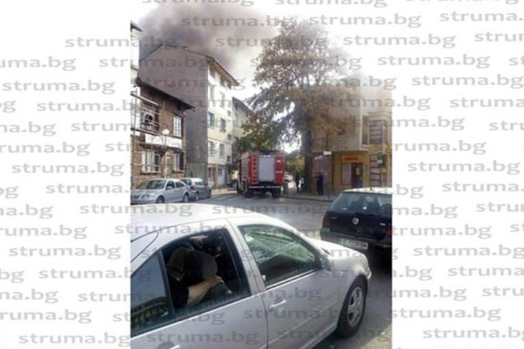 Черни кълба дим се издигат над центъра на Благоевград, ето какво се случва (СНИМКА)