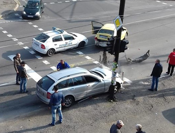Мъртвопиян шофьор на "Мерцедес" се вряза в такси в Бургас