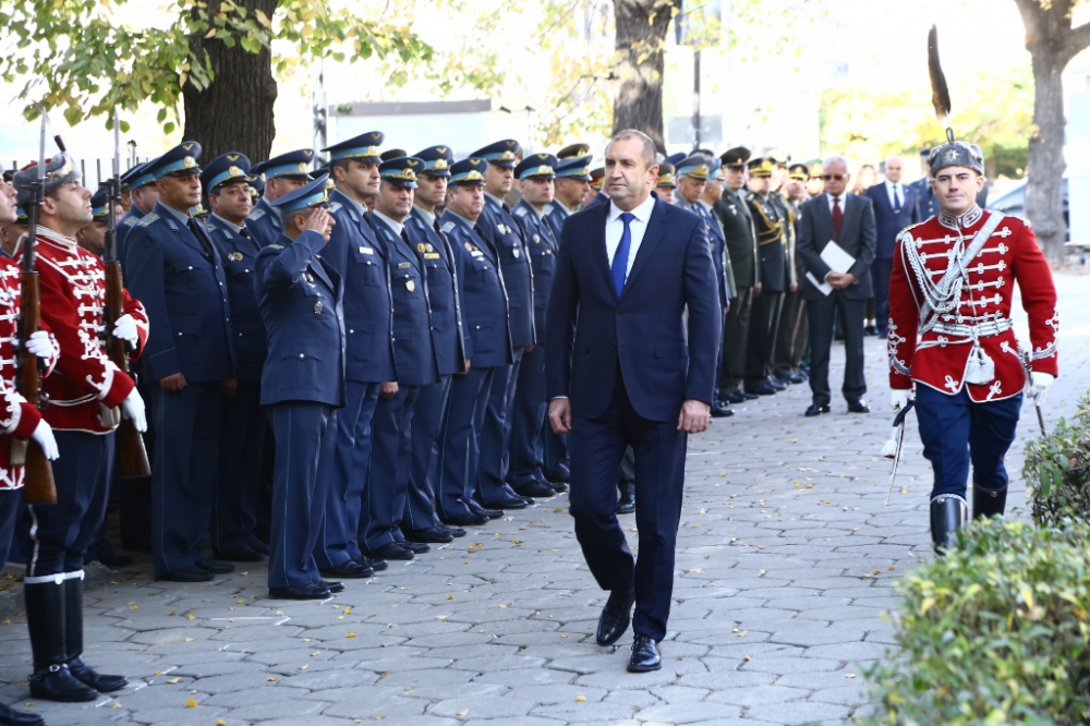 Президентът Радев призова премиера, министрите и депутатите: Замълчете!  