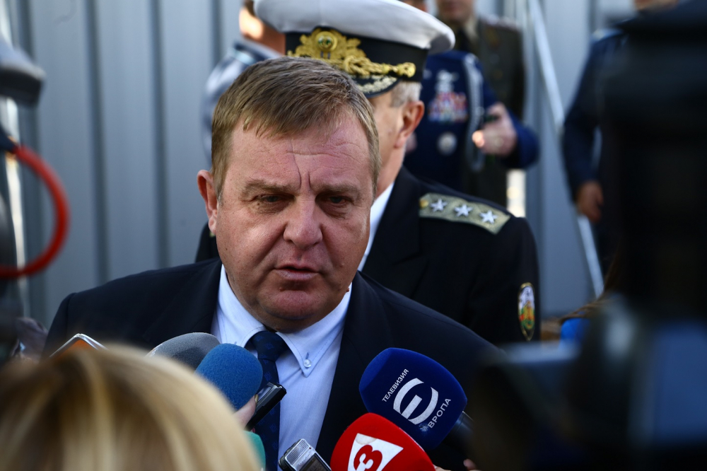 Каракачанов кипна за оставката на Симеонов: Повече няма да се правя на "синя каска", стига толкова!