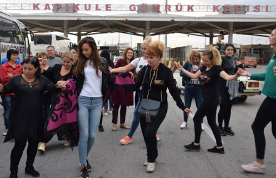 Нашенци вият кръшни хора на „Капъкуле“ след евтин шопинг в Турция (СНИМКИ/ВИДЕО)