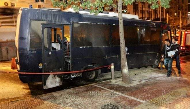 Полицейски служители бяха ранени, след нападение на анархисти в Атина (СНИМКИ)