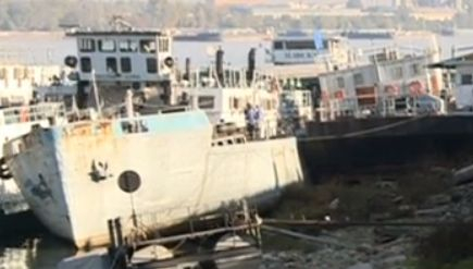 Заседнал кораб край Свищов бедства вече от 3 седмици
