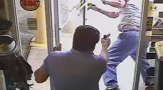 Шокиращ момент! Политик застреля от упор крадец, опитал се да обере магазин (ВИДЕО 18+)