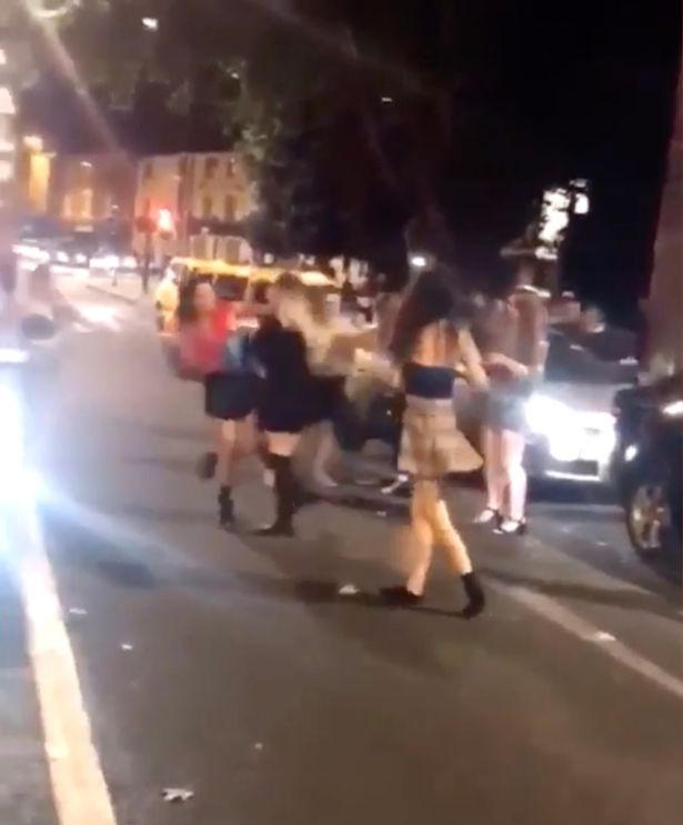 Брутален нощен бой между 10 англичанки насред улица шокира очевидци (СНИМКИ/ВИДЕО 18+)