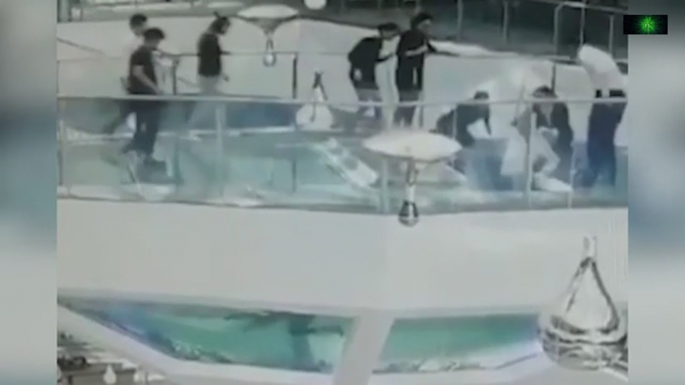 Жена падна в аквариум на акули докато ги хранят (ВИДЕО)