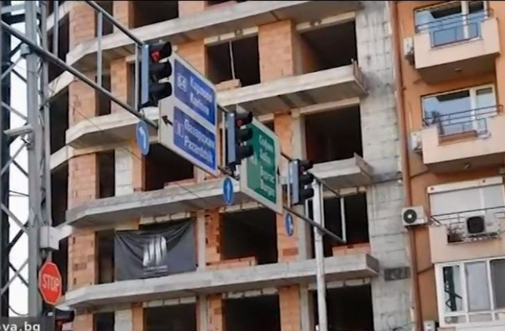 Българската инженерна мисъл пак изби рибата: Светофар “влезе“ в жилищна сграда (СНИМКИ/ВИДЕО)